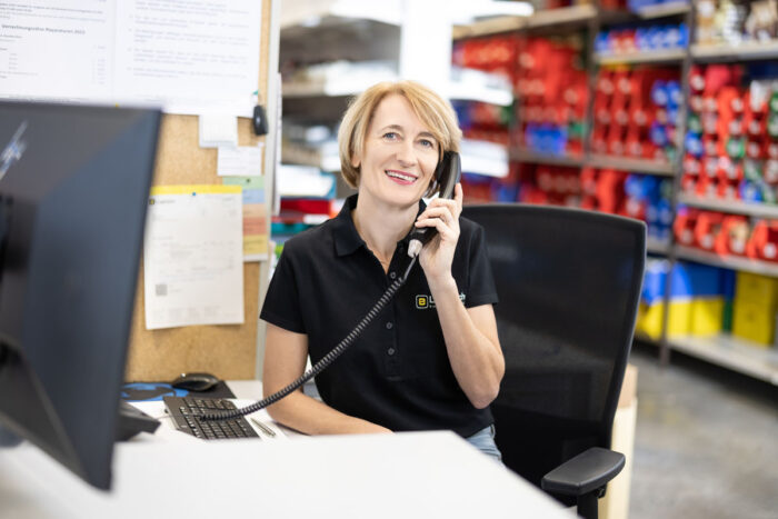 e-Lugitsch_Mitarbeiterin am Telefon