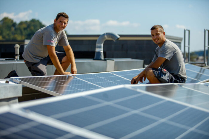 e-Lugitsch_Mitarbeiter montieren Photovoltaikanlage